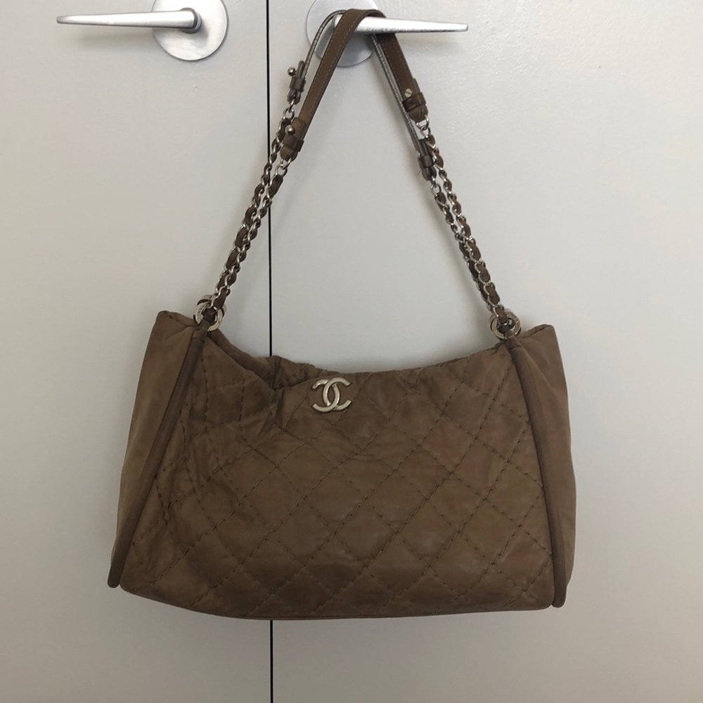 CHANEL quilted chain tote
